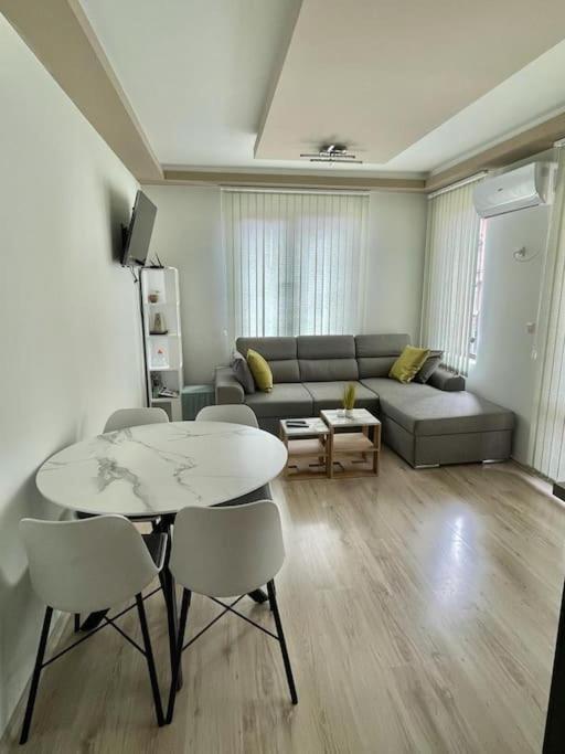 Breeze Apartment Burgas Bagian luar foto